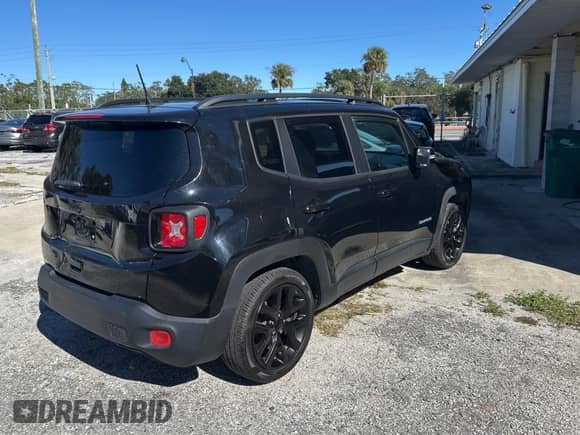 2018 Jeep Renegade Latitude with VIN ZACCJABB6JPG65463, listed as a Copart auction lot 82365444 with 147,703 mi miles and Clean title. Bid and sale history available at DreamBid. Image 4.