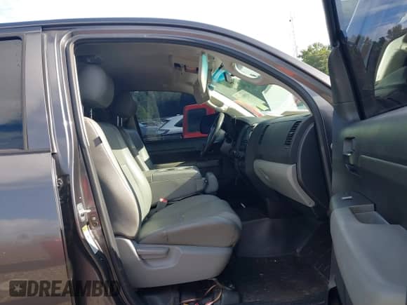 2012 Toyota Tundra z VIN 5TFRU5F14CX026640, wystawiony jako IAAI lot #42994627 z przebiegiem 310 619 mil mil oraz . Historia ofert i sprzedaży dostępna na DreamBid. Obrazek 5.