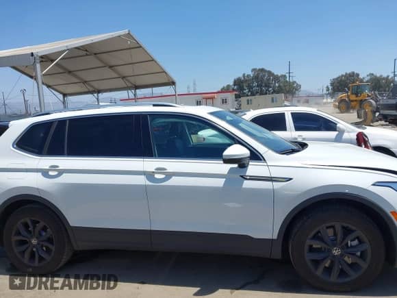 2024 Volkswagen Tiguan SE with VIN 3VVNB7AX4RM198923, listed as a IAAI auction lot 42312597 with 6,827 mi miles and . Bid and sale history available at DreamBid. Image 13.