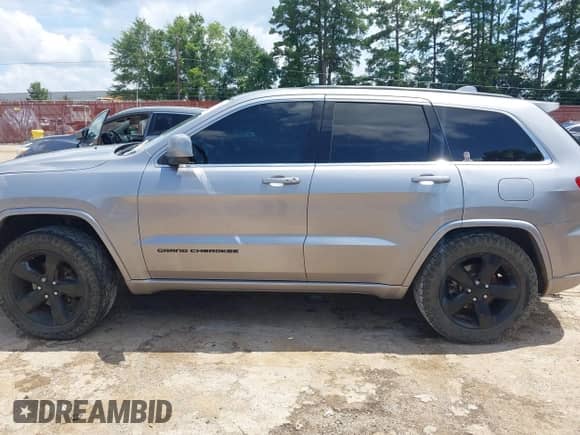 2015 Jeep Grand Cherokee Altitude z VIN 1C4RJFAG9FC164633, wystawiony jako IAAI lot #42732727 z przebiegiem Nie podano mil oraz . Historia ofert i sprzedaży dostępna na DreamBid. Obrazek 14.