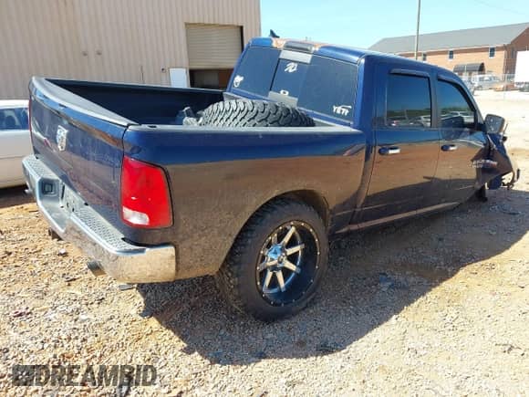 2014 Ram 1500 Big Horn z VIN 1C6RR7LT7ES361529, wystawiony jako IAAI lot #42831927 z przebiegiem 150 917 mil mil oraz . Historia ofert i sprzedaży dostępna na DreamBid. Obrazek 4.