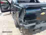 2013 Chevrolet Avalanche LTZ z VIN 3GNMCGE02DG337885, wystawiony jako IAAI lot #42890434 z przebiegiem 234 895 mil mil oraz . Historia ofert i sprzedaży dostępna na DreamBid. Obrazek 6.