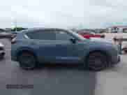 2023 Mazda CX-5 S Carbon Edition z VIN JM3KFBCM1P0132803, wystawiony jako IAAI lot #43128566 z przebiegiem 37 967 mil mil oraz . Historia ofert i sprzedaży dostępna na DreamBid. Obrazek 13.
