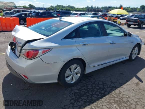2015 Hyundai Sonata z VIN KMHEC4A41FA133211, wystawiony jako IAAI lot #42317135 z przebiegiem 86 115 mil mil oraz . Historia ofert i sprzedaży dostępna na DreamBid. Obrazek 4.