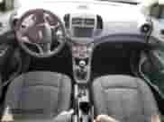 2012 Chevrolet Sonic LT z VIN 1G1JD6SH5C4175509, wystawiony jako Copart lot #61693745 z przebiegiem 182 462 mil mil oraz Szkoda całkowita • Salvage title. Historia ofert i sprzedaży dostępna na DreamBid. Obrazek 8.