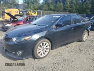 2013 Toyota Camry SE z VIN 4T1BF1FK1DU670771, wystawiony jako Copart lot #84862135 z przebiegiem 75 916 mil mil oraz Szkoda całkowita • Salvage title. Historia ofert i sprzedaży dostępna na DreamBid. Obrazek 1.