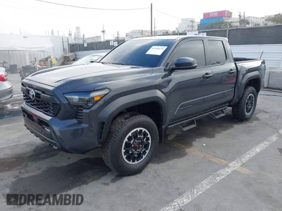 2024 Toyota Tacoma TRD Off Road с VIN 3TMLB5JN6RM051513, выставлен на аукционе IAAI как лот 43140179 с пробегом 13 703 миль миль и . История ставок и продаж доступна на DreamBid. Изображение 2.