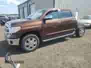 2017 Toyota Tundra Platinum с VIN 5TFAY5F15HX631839, выставлен на аукционе Copart как лот 71710825 с пробегом 106 185 миль миль и Списание • Salvage title. История ставок и продаж доступна на DreamBid. Изображение 1.