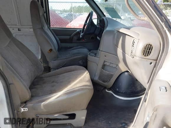 2002 Chevrolet Astro Cargo z VIN 1GCDM19X72B147077, wystawiony jako IAAI lot #42332534 z przebiegiem 207 954 mil mil oraz . Historia ofert i sprzedaży dostępna na DreamBid. Obrazek 5.