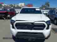 2024 Toyota Tacoma SR5 z VIN 3TYLB5JN4RT009863, wystawiony jako IAAI lot #42649041 z przebiegiem 8 360 mil mil oraz . Historia ofert i sprzedaży dostępna na DreamBid. Obrazek 12.