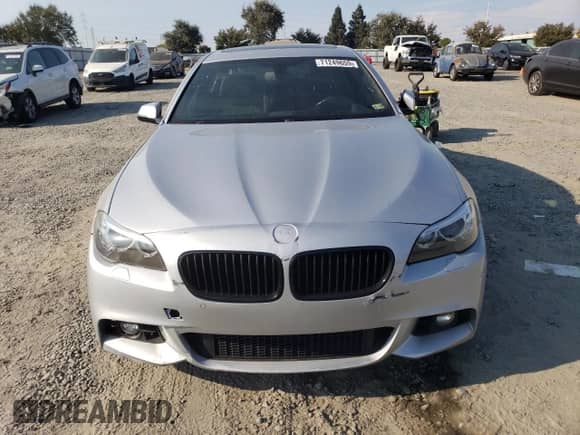 2016 BMW 5 Series 550i z VIN WBAKN9C52GD961818, wystawiony jako Copart lot #71249655 z przebiegiem 70 544 mil mil oraz Czysty tytuł • Clean title. Historia ofert i sprzedaży dostępna na DreamBid. Obrazek 5.