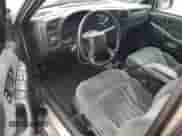 2001 Chevrolet Blazer LS z VIN 1GNCT18W91K167036, wystawiony jako Copart lot #47848415 z przebiegiem 145 278 mil mil oraz Szkoda całkowita • Salvage title. Historia ofert i sprzedaży dostępna na DreamBid. Obrazek 8.