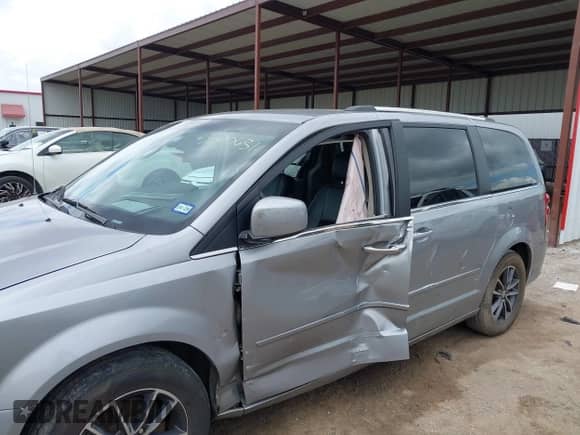 2017 Dodge Grand Caravan SXT z VIN 2C4RDGCG4HR672450, wystawiony jako IAAI lot #43300631 z przebiegiem 190 627 mil mil oraz . Historia ofert i sprzedaży dostępna na DreamBid. Obrazek 6.
