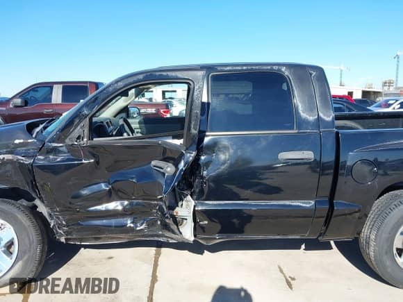 2005 Dodge Dakota SLT z VIN 1D7HE48N15S271078, wystawiony jako IAAI lot #41666707 z przebiegiem 164 180 mil mil oraz . Historia ofert i sprzedaży dostępna na DreamBid. Obrazek 15.