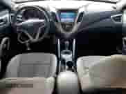 2013 Hyundai Veloster w/Black Int z VIN KMHTC6AD5DU088630, wystawiony jako Copart lot #80093115 z przebiegiem 76 327 mil mil oraz Szkoda całkowita • Salvage title. Historia ofert i sprzedaży dostępna na DreamBid. Obrazek 8.