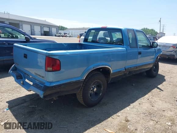 1996 Chevrolet S-10 LS z VIN 1GCCS19X8TK187767, wystawiony jako IAAI lot #42280787 z przebiegiem 144 507 mil mil oraz . Historia ofert i sprzedaży dostępna na DreamBid. Obrazek 4.