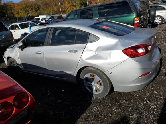 2017 Chevrolet Cruze LS z VIN 1G1BC5SM3H7175903, wystawiony jako Copart lot #90837485 z przebiegiem Nie podano mil oraz Szkoda całkowita • Salvage title. Historia ofert i sprzedaży dostępna na DreamBid. Obrazek 2.