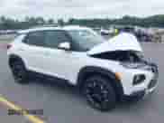 2023 Chevrolet TrailBlazer LT z VIN KL79MPSL1PB207519, wystawiony jako IAAI lot #42360229 z przebiegiem 17 838 mil mil oraz . Historia ofert i sprzedaży dostępna na DreamBid. Obrazek 1.