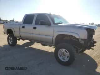 2005 Chevrolet Silverado 2500HD LS z VIN 1GCHK23U65F897501, wystawiony jako Copart lot #87408535 z przebiegiem 140 369 mil mil oraz Szkoda całkowita • Salvage title. Historia ofert i sprzedaży dostępna na DreamBid. Obrazek 4.