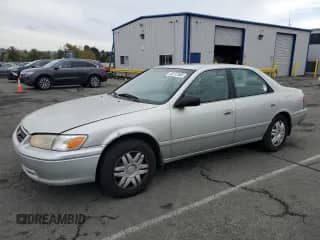 2001 Toyota Camry LE z VIN 4T1BF22KX1U117835, wystawiony jako Copart lot #85137565 z przebiegiem 164 532 mil mil oraz Szkoda całkowita • Salvage title. Historia ofert i sprzedaży dostępna na DreamBid. Obrazek 1.