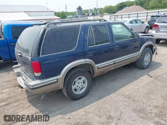1998 Chevrolet Blazer LS z VIN 1GNDT13W3W2286364, wystawiony jako IAAI lot #42380068 z przebiegiem 210 174 mil mil oraz . Historia ofert i sprzedaży dostępna na DreamBid. Obrazek 4.