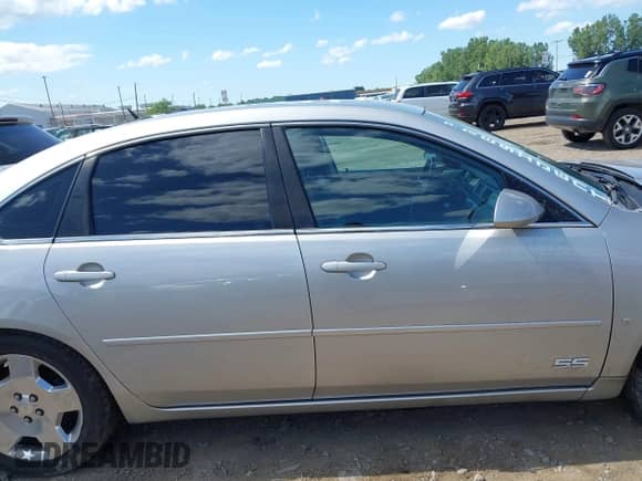 2007 Chevrolet Impala SS z VIN 2G1WD58CX79326388, wystawiony jako IAAI lot #42805593 z przebiegiem 165 608 mil mil oraz . Historia ofert i sprzedaży dostępna na DreamBid. Obrazek 13.