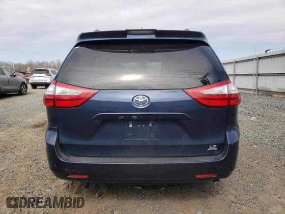 2018 Toyota Sienna LE z VIN 5TDJZ3DC8JS198972, wystawiony jako Copart lot #48786135 z przebiegiem 125 781 mil mil oraz Szkoda całkowita • Salvage title. Historia ofert i sprzedaży dostępna na DreamBid. Obrazek 6.