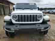 2024 Jeep Wrangler Sahara z VIN 1C4PJXEN6RW298153, wystawiony jako Copart lot #61610415 z przebiegiem 11 276 mil mil oraz Szkoda całkowita • Salvage title. Historia ofert i sprzedaży dostępna na DreamBid. Obrazek 5.