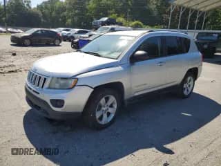 2011 Jeep Compass z VIN 1J4NT1FA5BD272004, wystawiony jako Copart lot #66607995 z przebiegiem 135 878 mil mil oraz Szkoda całkowita • Salvage title. Historia ofert i sprzedaży dostępna na DreamBid. Obrazek 1.