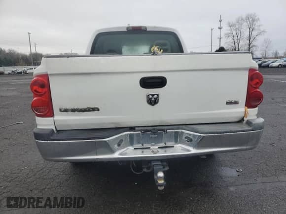 2005 Dodge Dakota SLT z VIN 1D7HW48K75S137100, wystawiony jako Copart lot #84155544 z przebiegiem 90 824 mil mil oraz Czysty tytuł • Clean title. Historia ofert i sprzedaży dostępna na DreamBid. Obrazek 6.