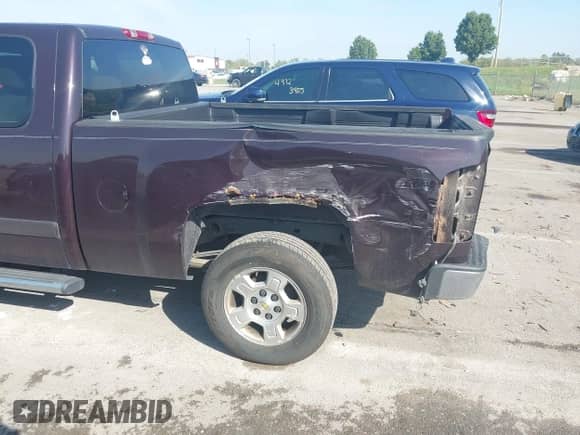 2008 Chevrolet Silverado 1500 1LT with VIN 1GCEC19028Z129340, listed as a IAAI auction lot 43340487 with 233,839 mi miles and . Bid and sale history available at DreamBid. Image 6.