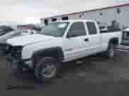 2003 Chevrolet Silverado 2500HD LT z VIN 1GCHK29U23E116984, wystawiony jako IAAI lot #43217859 z przebiegiem 265 239 mil mil oraz . Historia ofert i sprzedaży dostępna na DreamBid. Obrazek 2.