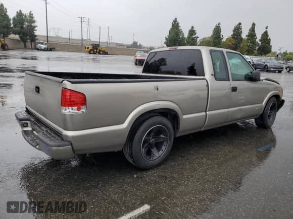 2000 Chevrolet S-10 LS with VIN 1GCCS19W5Y8229551, listed as a Copart auction lot 82489125 with 280,717 mi miles and Salvage title. Bid and sale history available at DreamBid. Image 3.