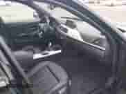 2013 BMW 3 Series 320i xDrive z VIN WBA3C3C5XDF978535, wystawiony jako IAAI lot #43579123 z przebiegiem 309 255 mil mil oraz . Historia ofert i sprzedaży dostępna na DreamBid. Obrazek 5.