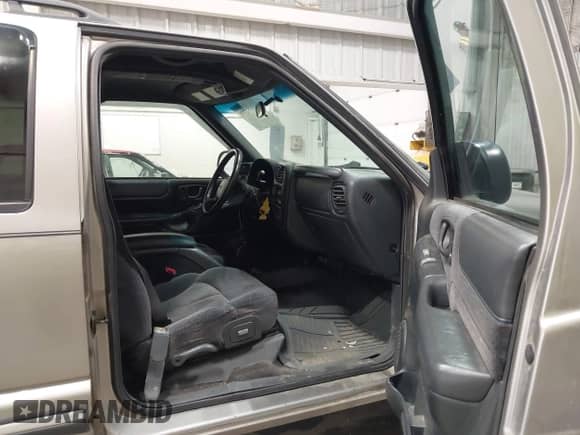 2001 Chevrolet Blazer LT z VIN 1GNDT13W012149519, wystawiony jako IAAI lot #42935277 z przebiegiem 190 141 mil mil oraz . Historia ofert i sprzedaży dostępna na DreamBid. Obrazek 5.