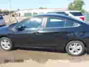 2018 Chevrolet Cruze LT z VIN 1G1BE5SM0J7115903, wystawiony jako IAAI lot #43257692 z przebiegiem 179 640 mil mil oraz . Historia ofert i sprzedaży dostępna na DreamBid. Obrazek 14.