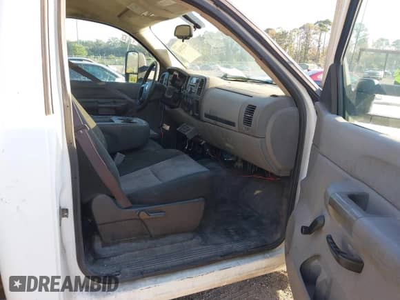 2009 Chevrolet Silverado 2500HD Work Truck z VIN 1GCHC44K19F156748, wystawiony jako IAAI lot #43225243 z przebiegiem 206 341 mil mil oraz . Historia ofert i sprzedaży dostępna na DreamBid. Obrazek 8.