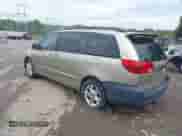 2004 Toyota Sienna XLE z VIN 5TDZA22C04S101369, wystawiony jako IAAI lot #43247039 z przebiegiem 256 193 mil mil oraz . Historia ofert i sprzedaży dostępna na DreamBid. Obrazek 3.