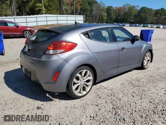 2013 Hyundai Veloster w/Black Int z VIN KMHTC6AD2DU144524, wystawiony jako Copart lot #86604965 z przebiegiem 101 979 mil mil oraz Czysty tytuł • Clean title. Historia ofert i sprzedaży dostępna na DreamBid. Obrazek 3.