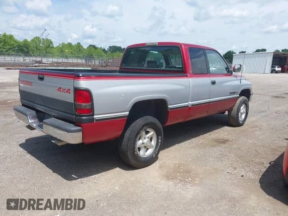 1997 Dodge 1500 z VIN 1B7HF13Y6VJ622922, wystawiony jako IAAI lot #42457393 z przebiegiem 95 658 mil mil oraz . Historia ofert i sprzedaży dostępna na DreamBid. Obrazek 4.