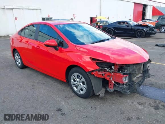 2019 Chevrolet Cruze z VIN 1G1BJ5SM5K7106904, wystawiony jako IAAI lot #42227518 z przebiegiem 91 946 mil mil oraz . Historia ofert i sprzedaży dostępna na DreamBid. Obrazek 1.