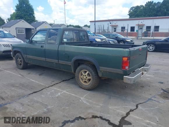 1996 Dodge Dakota z VIN 1B7GL23X6TS527964, wystawiony jako IAAI lot #42536820 z przebiegiem 173 669 mil mil oraz . Historia ofert i sprzedaży dostępna na DreamBid. Obrazek 3.