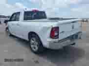 2018 Ram 1500 Big Horn z VIN 1C6RR7GT6JS106942, wystawiony jako IAAI lot #42497190 z przebiegiem 228 132 mil mil oraz . Historia ofert i sprzedaży dostępna na DreamBid. Obrazek 3.