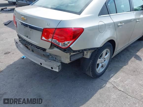 2015 Chevrolet Cruze LT z VIN 1G1PC5SB3F7172274, wystawiony jako IAAI lot #42868553 z przebiegiem 111 758 mil mil oraz . Historia ofert i sprzedaży dostępna na DreamBid. Obrazek 14.