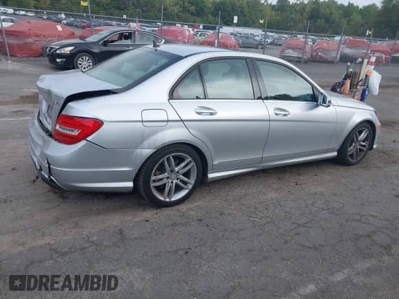 2014 Mercedes-Benz C 300 Sport с VIN WDDGF8AB8EA938380, выставлен на аукционе IAAI как лот 43216216 с пробегом 101 405 миль миль и . История ставок и продаж доступна на DreamBid. Изображение 13.