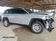 2025 Jeep Grand Cherokee Altitude z VIN 1C4RJGAGXSC320016, wystawiony jako Copart lot #62737295 z przebiegiem Nie podano mil oraz Szkoda całkowita • Salvage title. Historia ofert i sprzedaży dostępna na DreamBid. Obrazek 4.