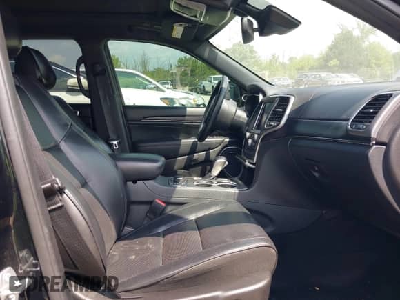 2018 Jeep Grand Cherokee Overland with VIN 1C4RJFCG9JC357564, listed as a IAAI auction lot 42902786 with 118,665 mi miles and . Bid and sale history available at DreamBid. Image 5.