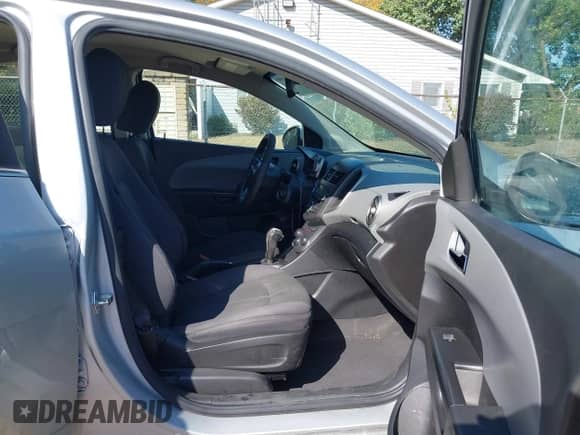 2013 Chevrolet Sonic LT с VIN 1G1JC5SH6D4213781, выставлен на аукционе IAAI как лот 43241459 с пробегом 110 179 миль миль и . История ставок и продаж доступна на DreamBid. Изображение 5.