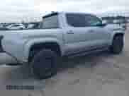 2024 Toyota Tacoma SR5 z VIN 3TMKB5FN0RM013747, wystawiony jako IAAI lot #41411768 z przebiegiem 7 906 mil mil oraz . Historia ofert i sprzedaży dostępna na DreamBid. Obrazek 4.