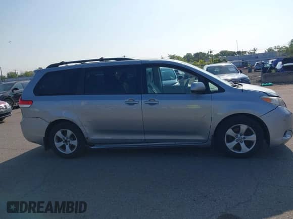 2012 Toyota Sienna LE AAS с VIN 5TDKK3DC3CS228293, выставлен на аукционе IAAI как лот 43269791 с пробегом 96 848 миль миль и . История ставок и продаж доступна на DreamBid. Изображение 13.